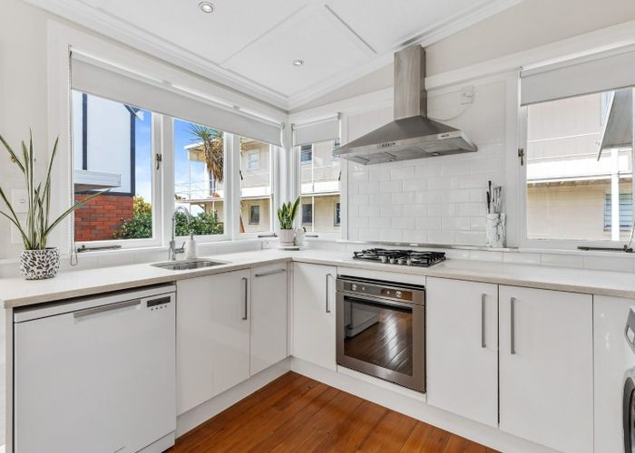  at 2/221 Onewa Road, Birkenhead, North Shore City, Auckland