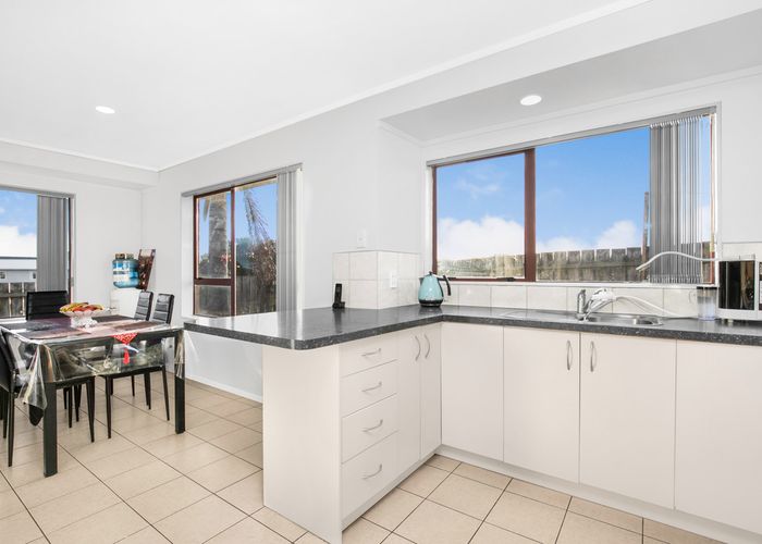  at 2/4 Nerissa Place, Randwick Park, Auckland