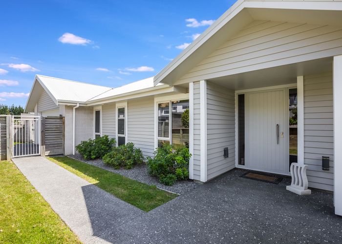  at 2 Pacific View, Whitby, Porirua