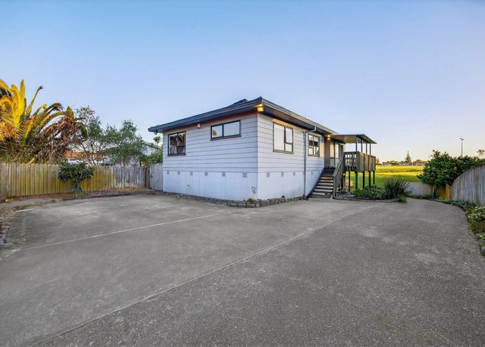  at 70 De Quincey Terrace, Highland Park, Manukau City, Auckland
