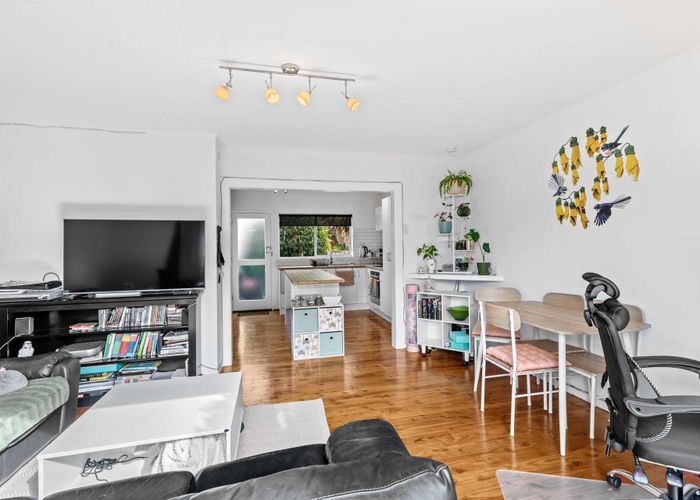  at 8/9 Mountain Road, Mount Wellington, Auckland