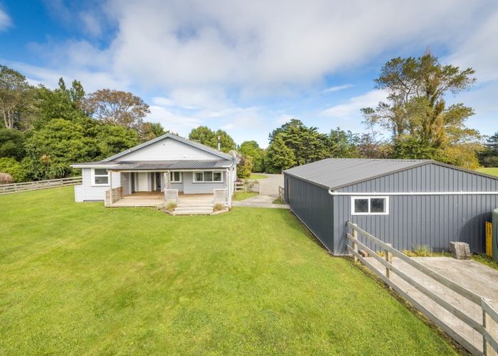 at 2079 Kimbolton Road, Kiwitea