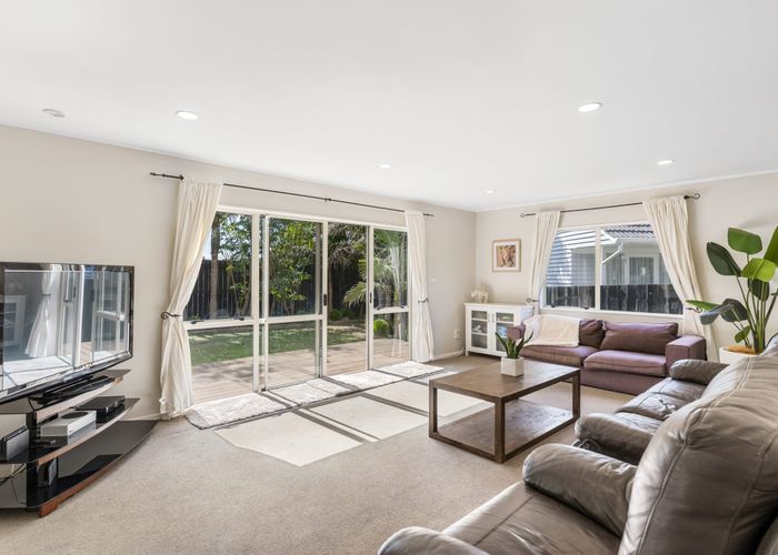  at 2/13 Eversleigh Road, Belmont, Auckland