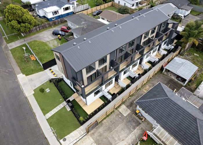  at 7/10 Fairclough Road, Beach Haven, North Shore City, Auckland