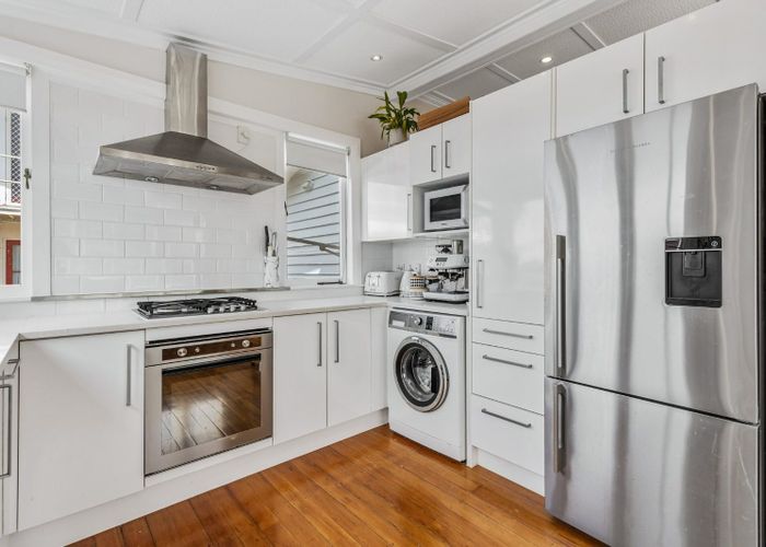  at 2/221 Onewa Road, Birkenhead, North Shore City, Auckland