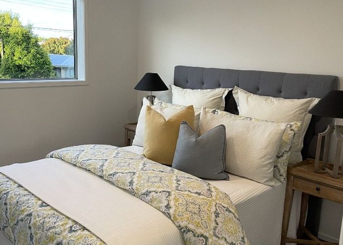  at 2/8 Yeovil Road, Te Atatu Peninsula, Auckland