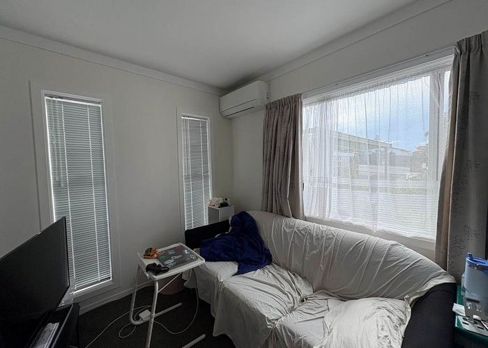  at 1/185 Chivalry Road, Glenfield, North Shore City, Auckland