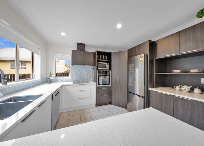  at 2/13 Fratley Avenue, Farm Cove, Manukau City, Auckland