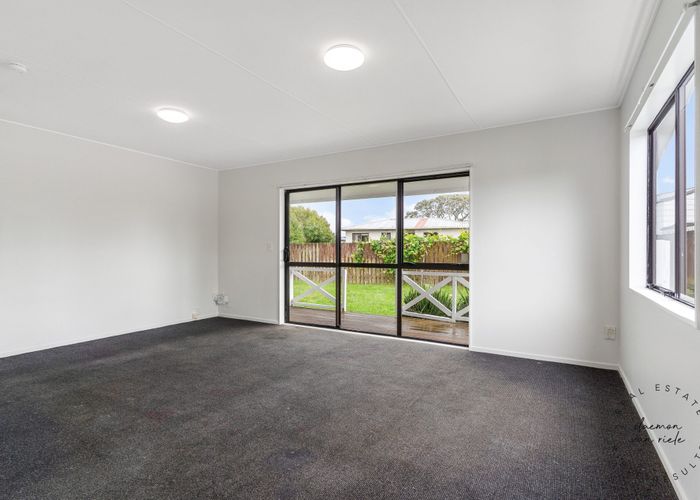  at 2/90 Shifnal Drive, Randwick Park, Manukau City, Auckland