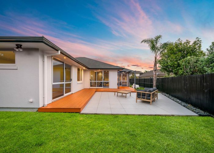  at 18 Huntington Park Drive, Greenhithe, Auckland