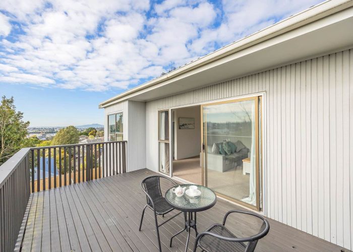  at 2/307A Wairau Road, Totara Vale, North Shore City, Auckland