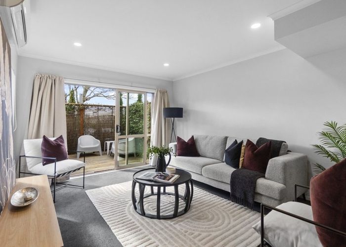  at 2/52 Cook Street, Hamilton East, Hamilton