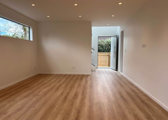  at 11 Compton Street, Hillcrest, Auckland