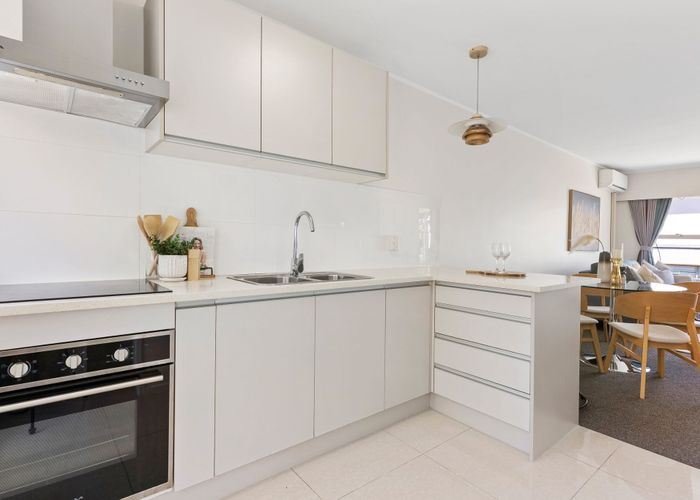 at 2/16 Beach Road, Castor Bay, North Shore City, Auckland