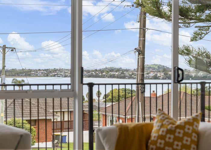  at 2/104 Sylvan Avenue, Northcote, North Shore City, Auckland
