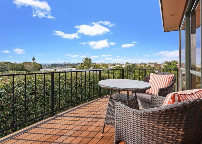  at 2/885 East Coast Road, Northcross, Auckland