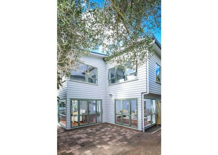  at 2/11 Woodbine Avenue, Greenlane, Auckland