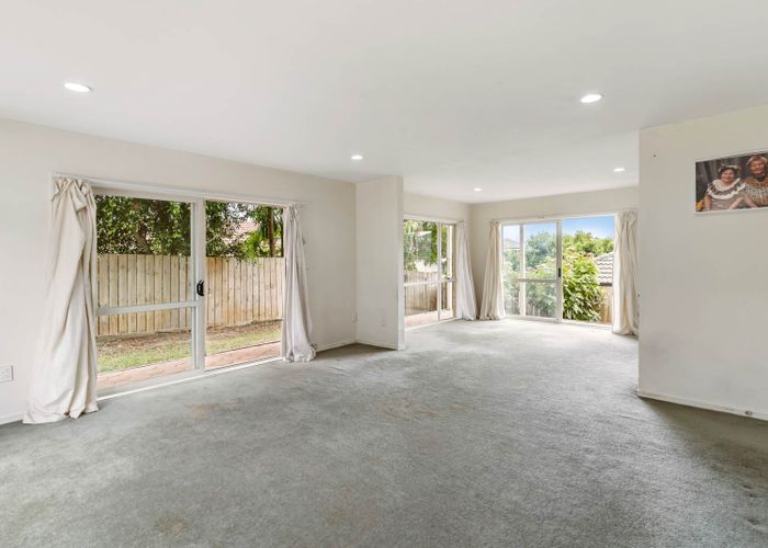  at 2/4 Lucienne Drive, Ranui, Auckland