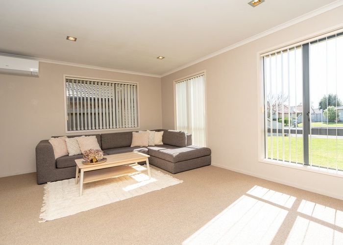  at 25 Thomas Road, Huntington, Hamilton