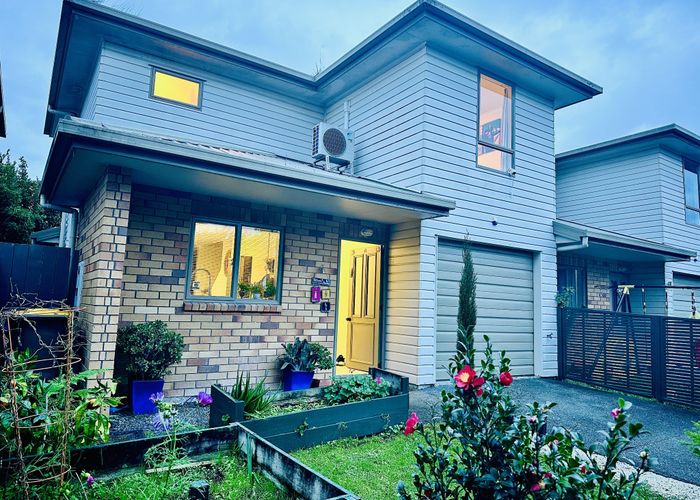  at 27 Verdale Circle, Glen Eden, Waitakere City, Auckland