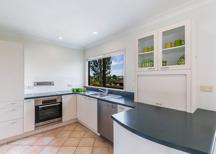  at 2/12 Richards Avenue, Forrest Hill, Auckland