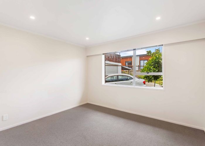  at 2/5 Sylvan Crescent, Te Atatu South, Waitakere City, Auckland