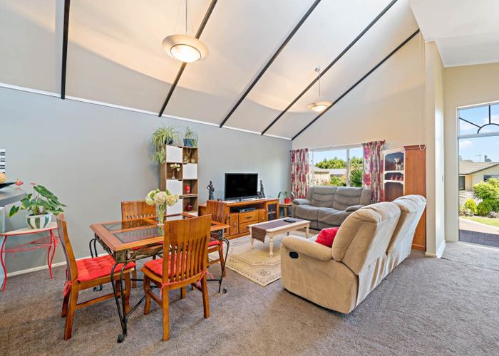  at 5 Woodbank Drive, Glen Eden, Waitakere City, Auckland