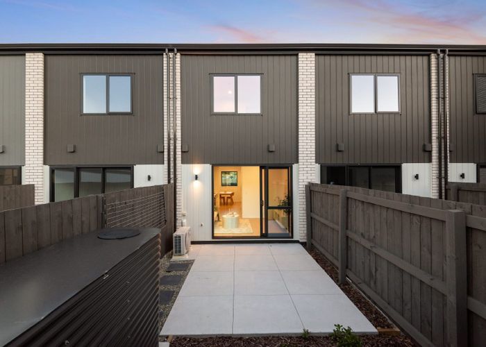  at 5 Ngakete Crescent, Glenfield, North Shore City, Auckland