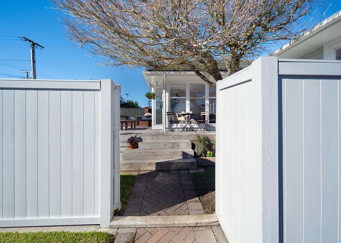  at 1/18 Strid Road, Te Atatu South, Waitakere City, Auckland