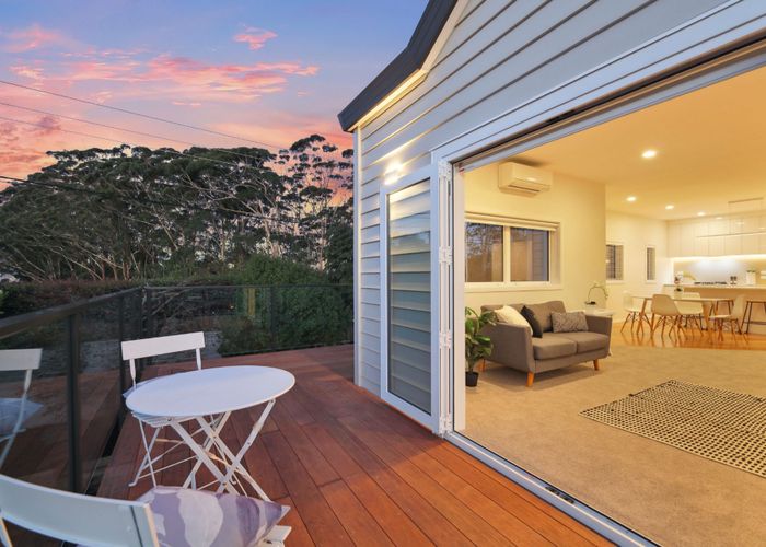  at 352 East Coast Road, Sunnynook, North Shore City, Auckland