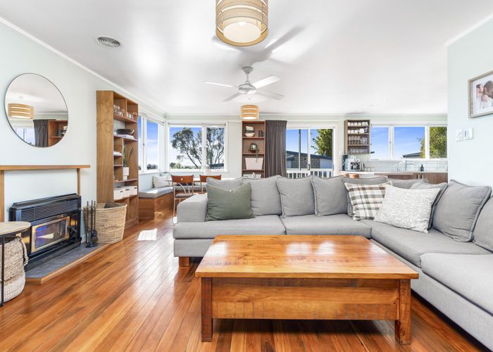  at 16 Pine Avenue, Henderson, Waitakere City, Auckland