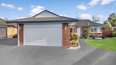  at 2/24 Pajaro Place, Golflands, Auckland