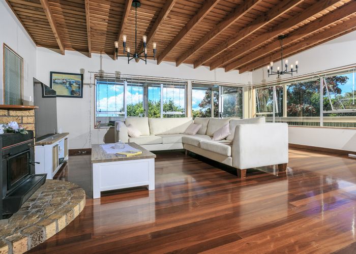  at 608 Beach Road, Rothesay Bay, Auckland