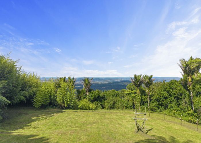  at 21 Quinns Road, Waiatarua, Waitakere City, Auckland