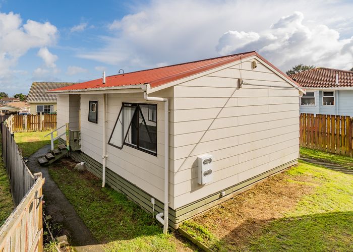  at 2/14 Hatherley Place, Clendon Park, Auckland
