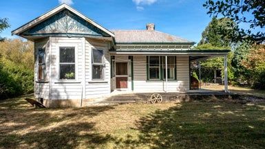  at 14 Besley Lane, Cave