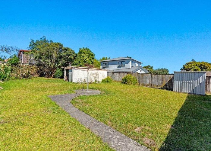  at 4 Duncan Avenue, Te Atatu South, Waitakere City, Auckland