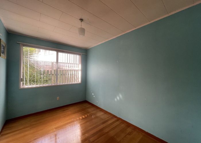  at 5 Kapiti Place, Sunnynook, Auckland