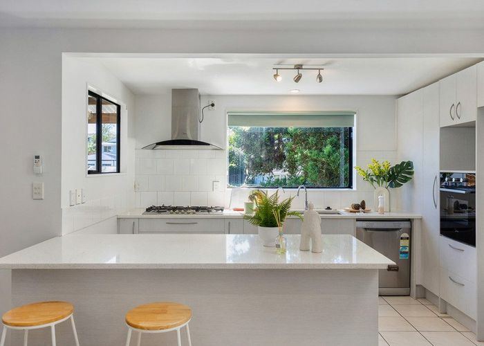  at 2/32 Tamahere Drive, Glenfield, North Shore City, Auckland