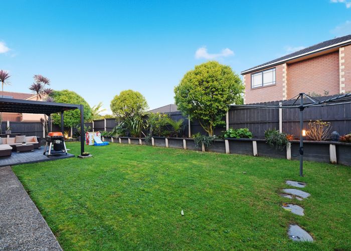  at 19 South Kensington Way, Henderson, Auckland