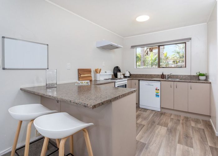  at 2/18 Gloria Avenue, Te Atatu Peninsula, Auckland