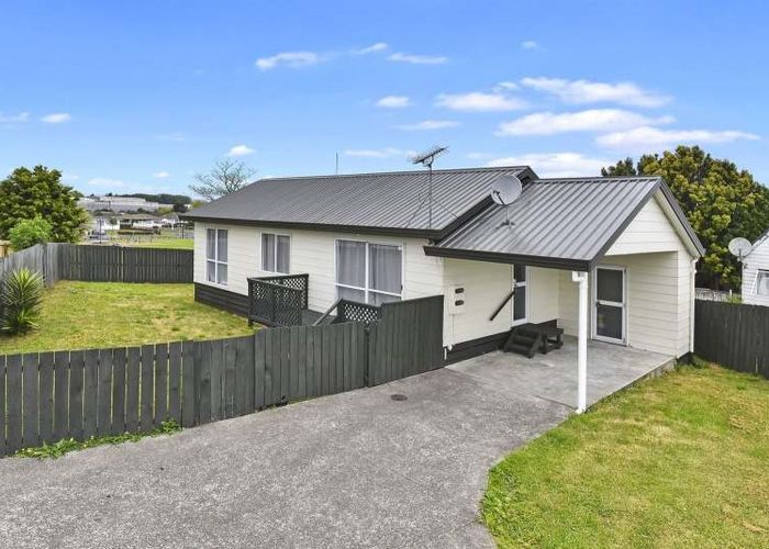  at 2/20 Solveig Place, Randwick Park, Auckland
