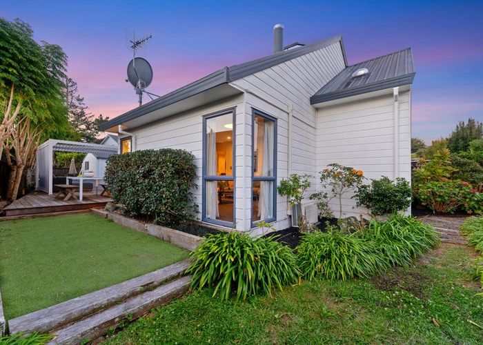  at 2/8 Phillip Parade, Forrest Hill, North Shore City, Auckland