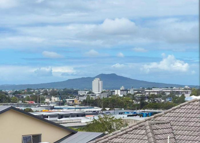  at 1/184 Chivalry Road, Glenfield, North Shore City, Auckland