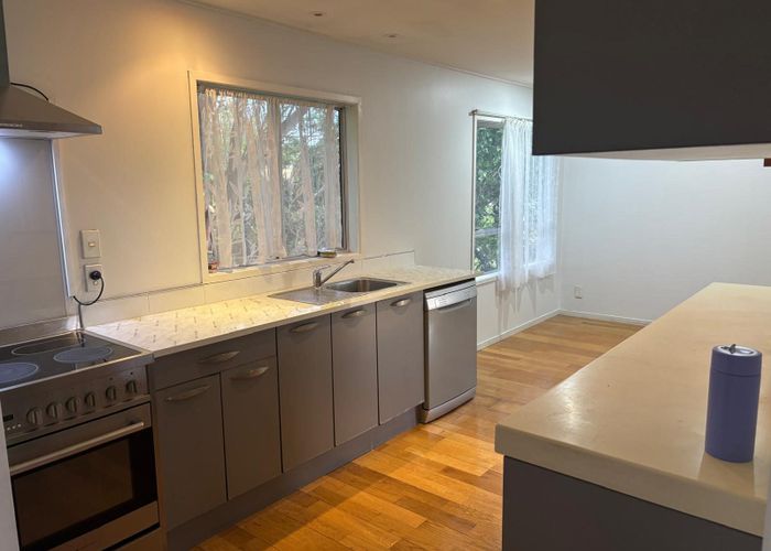  at 1/32 Waverley Ave, Glenfield, North Shore City, Auckland