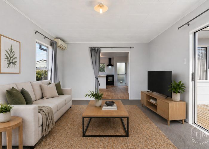  at 5 De Bloge Place, Clendon Park, Auckland