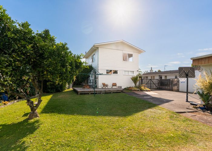  at 34 Deanwell Avenue, Deanwell, Hamilton