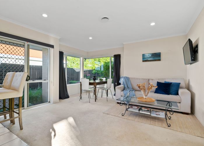  at 27 Gillett Place, Botany Downs, Manukau City, Auckland