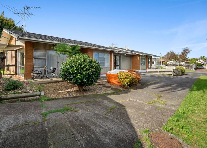  at 1&2/15 Bramley Drive, Farm Cove, Manukau City, Auckland
