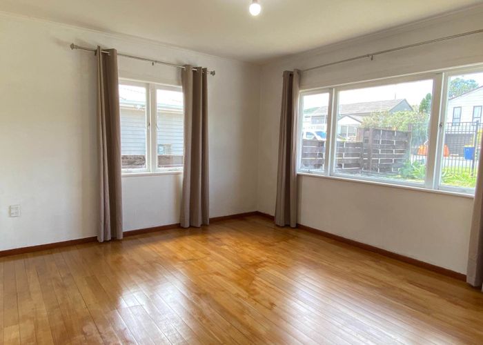  at 14 Sunnyfield Crescent, Glenfield, North Shore City, Auckland